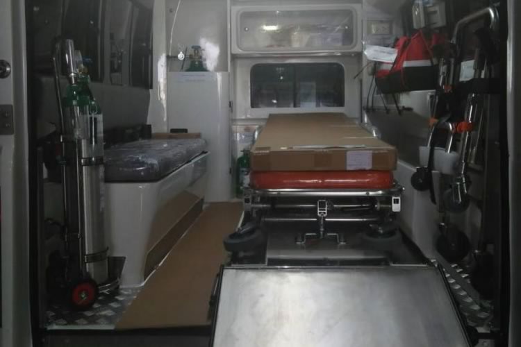 Toyota Hilux/Revo convertido en ambulancia para África - pics 4