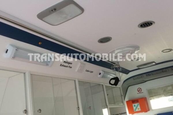 Toyota hiace high roof / toit haut 2.8l turbo diesel automatique ambulance rhd