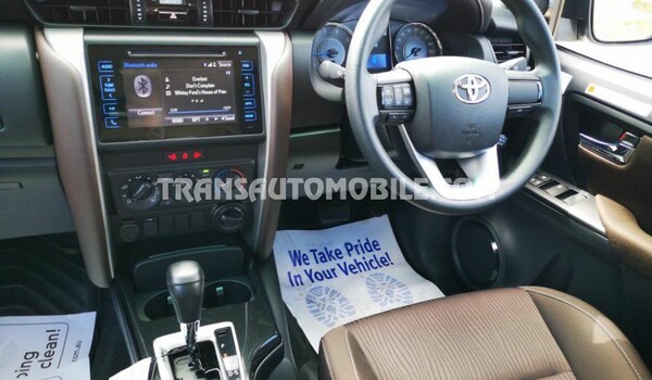 Toyota fortuner 2.8l turbo diesel automatique rhd gris claro 