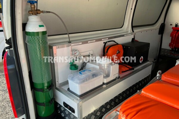 Toyota hiace standard roof  2.0l essence automatique ambulance rhd /2wd/auto