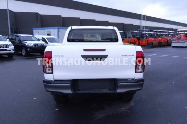 Toyota hilux / revo pick-up double cabin medium 2.4l turbo diesel e deck 