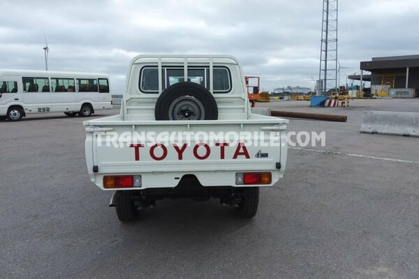 Toyota land cruiser 79 pick-up hzj 79 double cabin 4.2l diesel  5 seaters/places  facelift