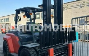 Anuncio de Ingeniería civil y carreteras Toyota 8FD70N TRIPLEX 7 T ref: 3482 - 76 500 USD , vehículo disponible para exportación a África – Entrega rápida y precios competitivos.